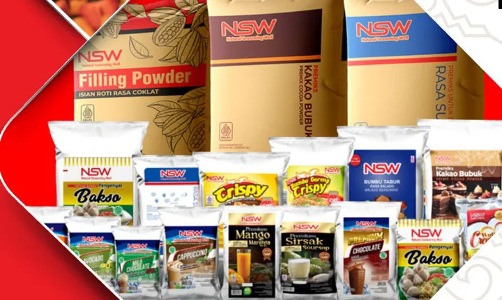 Lini produk NSW: karung premix dan filling di belakang, aneka kemasan bumbu, tepung crispy, dan minuman serbuk di depan.